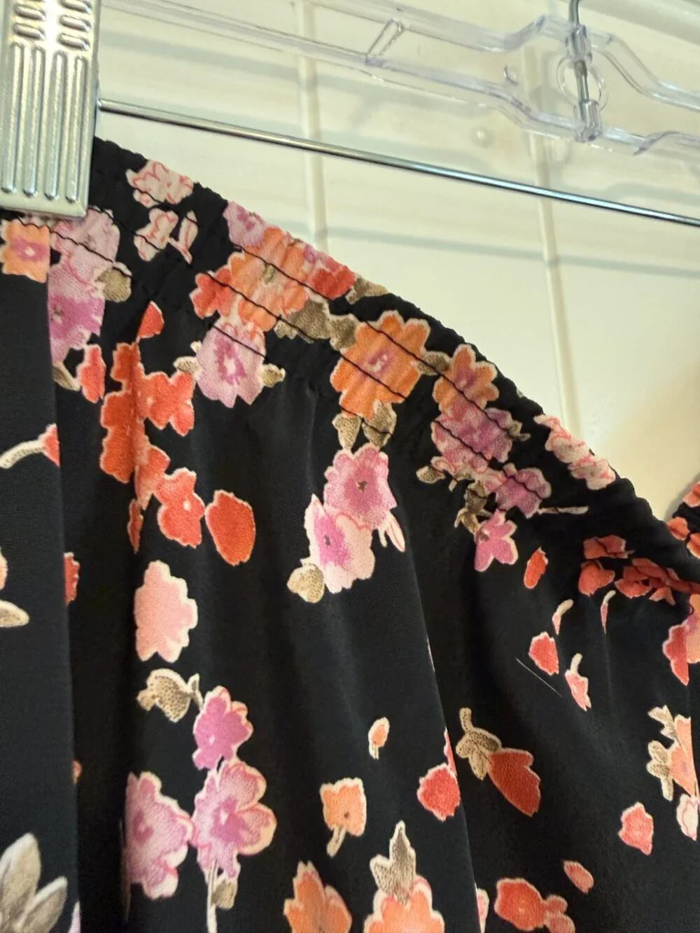 Charming black floral midi skirt with a comfortable elastic waistband